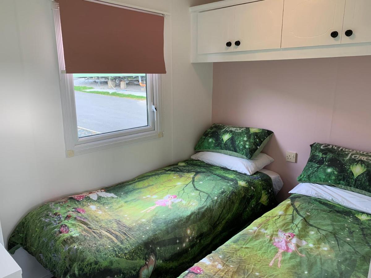 Delightful 3 Bedroom Holiday Home With Balcony Overlooking Fields And A Stream 吉斯本 外观 照片